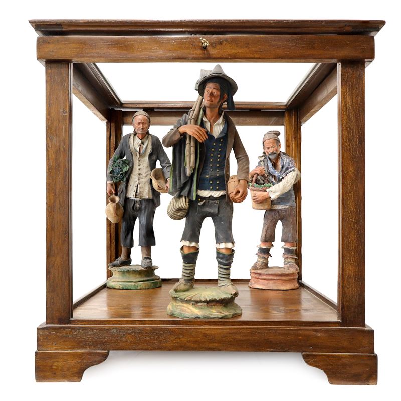 Gruppo di n. 3 figurine in terracotta di Caltagirone raffiguranti Contadini in teca di legno