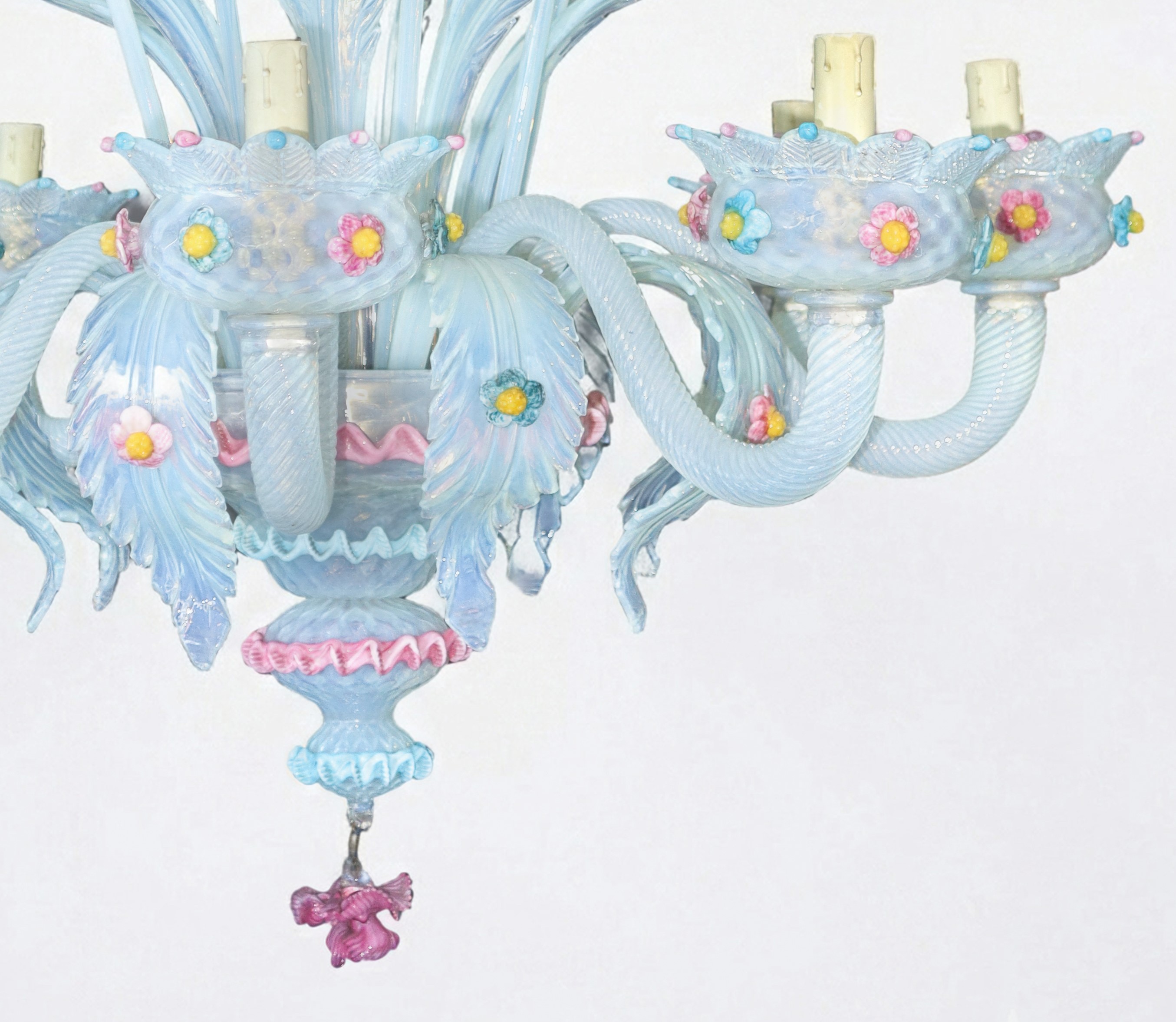 Lampadario, vetro di Murano lattimo con decori floreali policromi