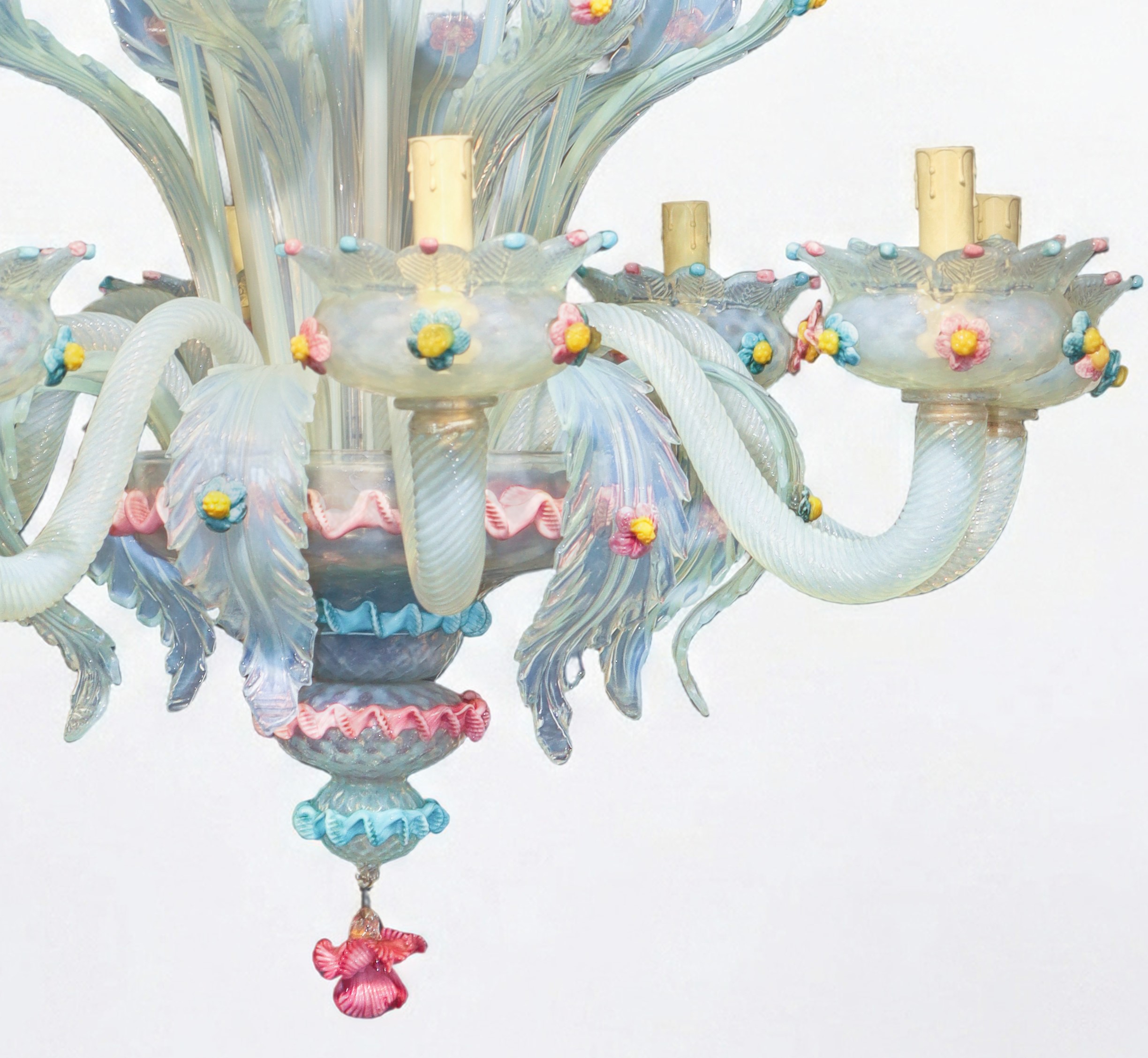 Lampadario, vetro di Murano lattimo, decori floreali policromi