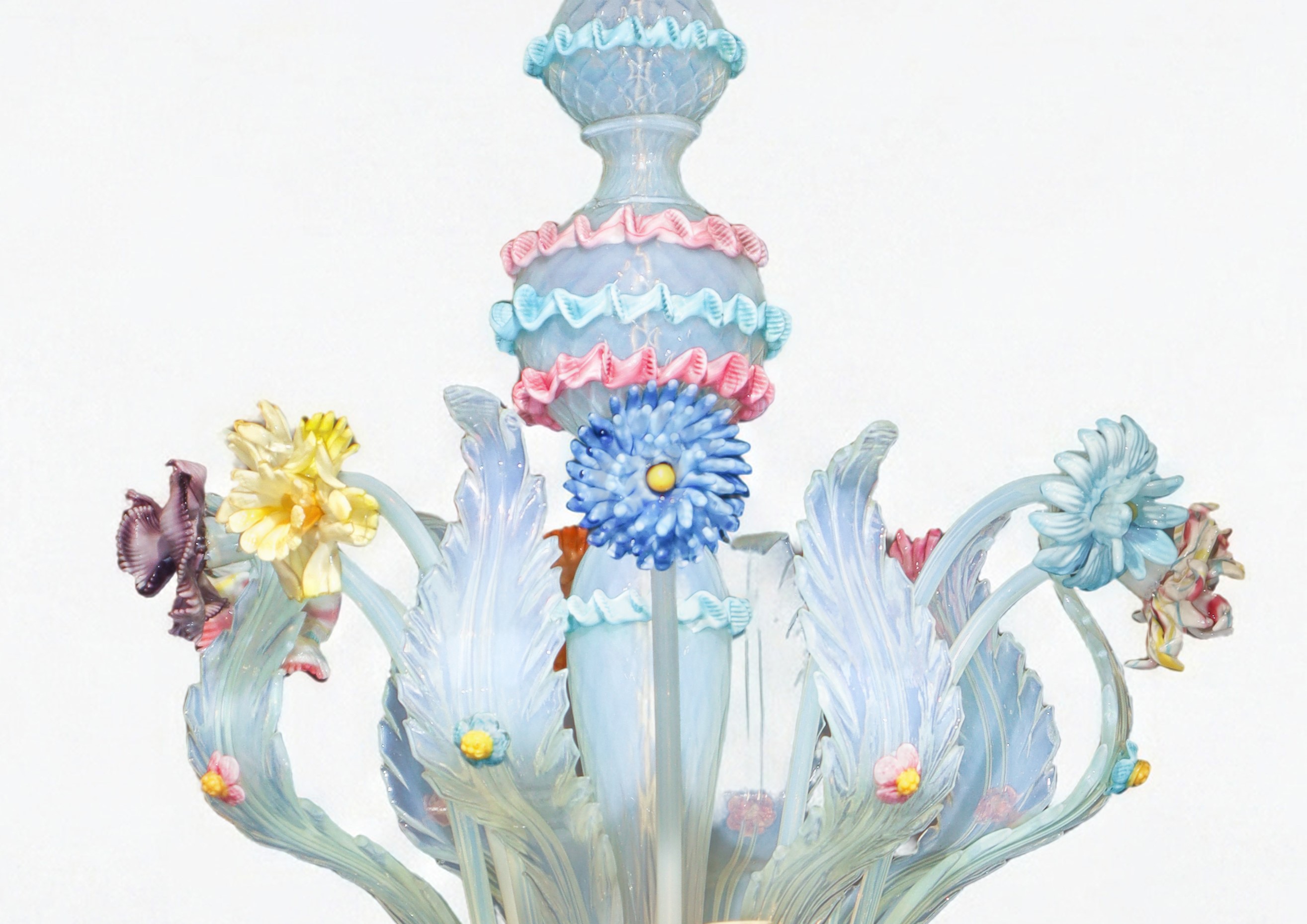 Lampadario, vetro di Murano lattimo, decori floreali policromi