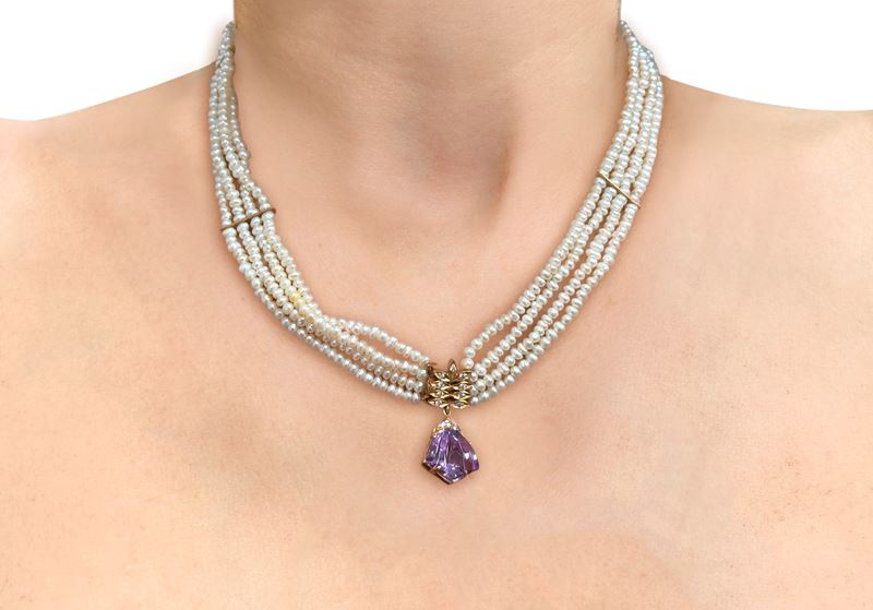 Collana a 4 fili in perle tenuti insieme da barrette in oro giallo con pendentif che funge da sus...