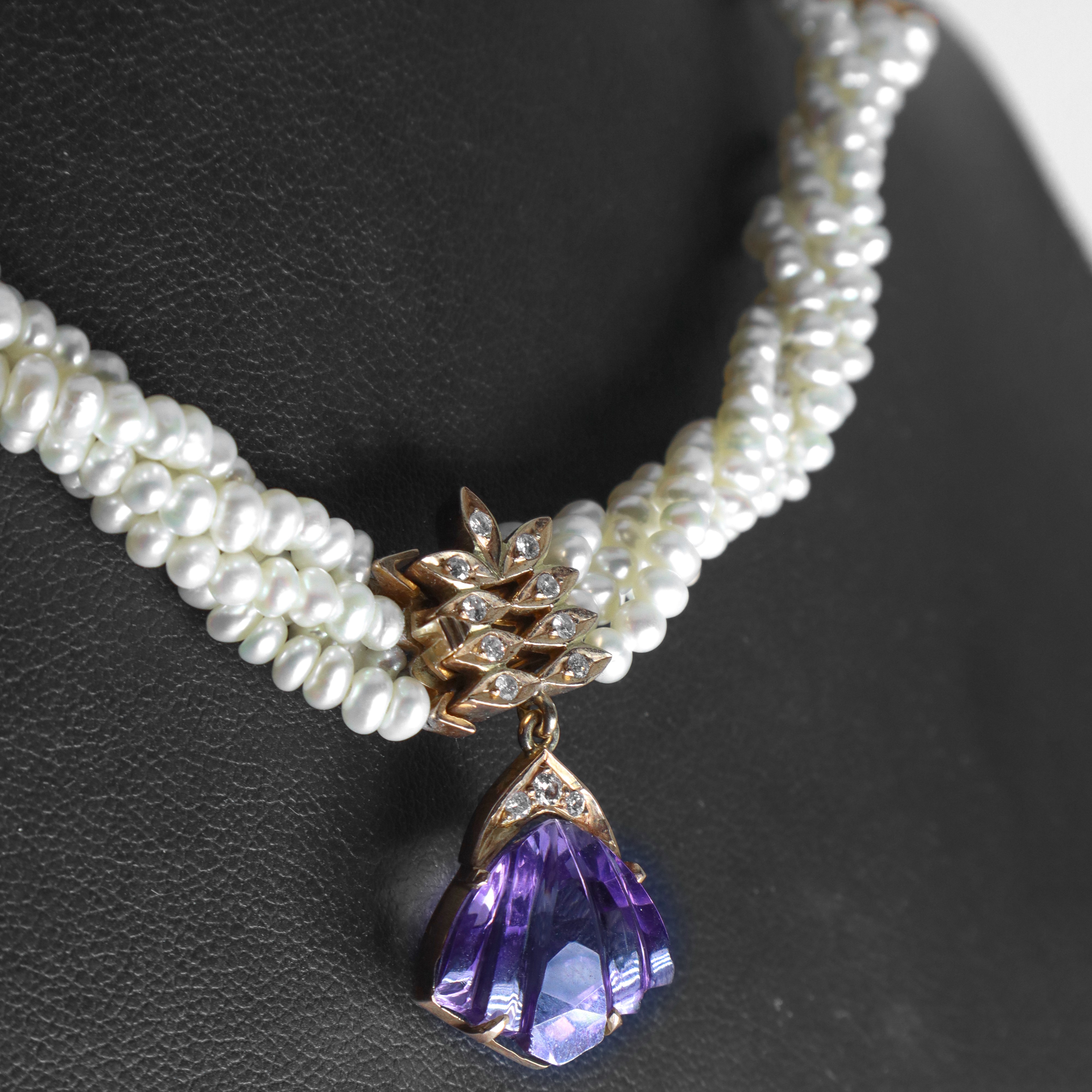 Collana a 4 fili in perle tenuti insieme da barrette in oro giallo con pendentif che funge da sus...