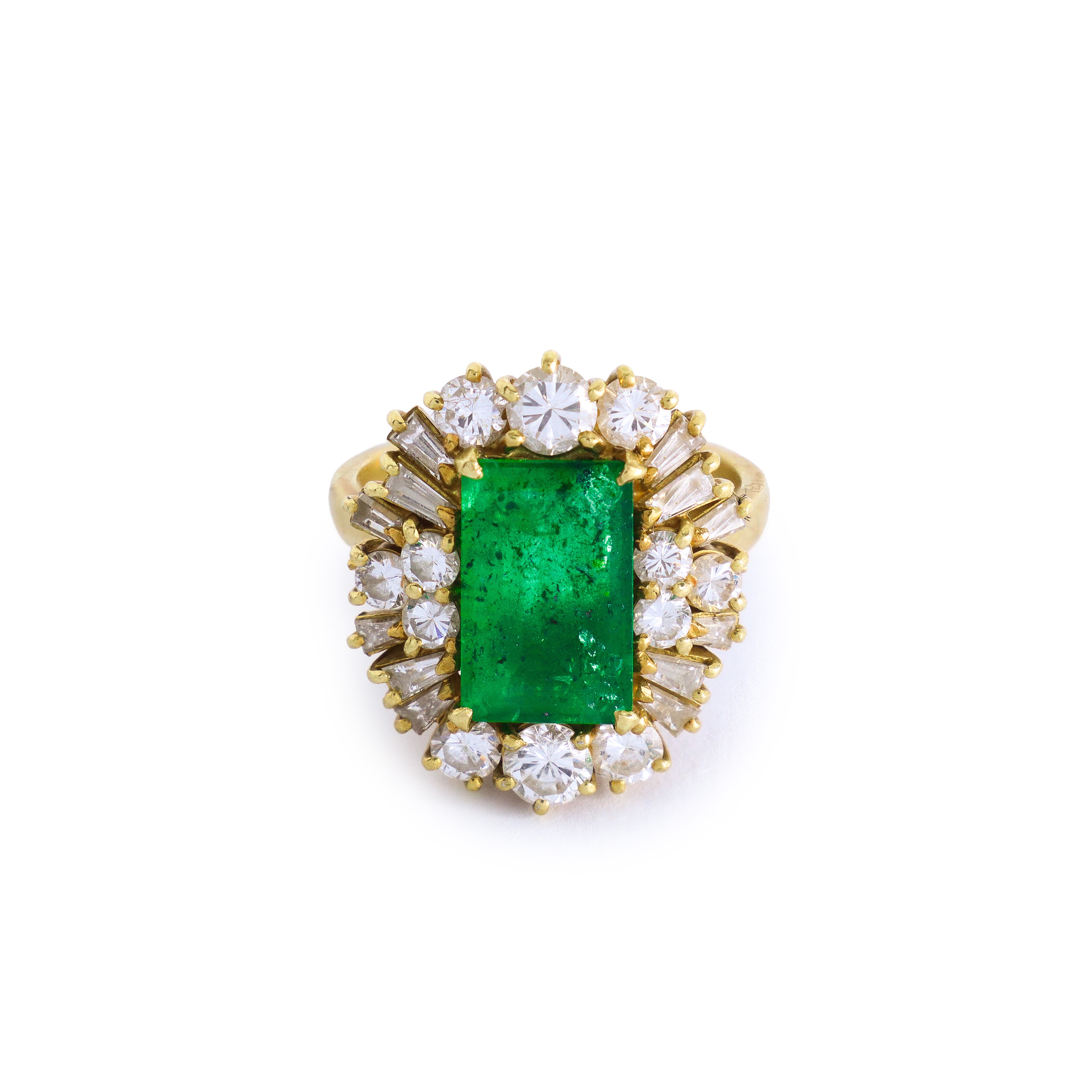 Anello in oro giallo 750 con smeraldo rettangolare centrale e ghiera di brillanti