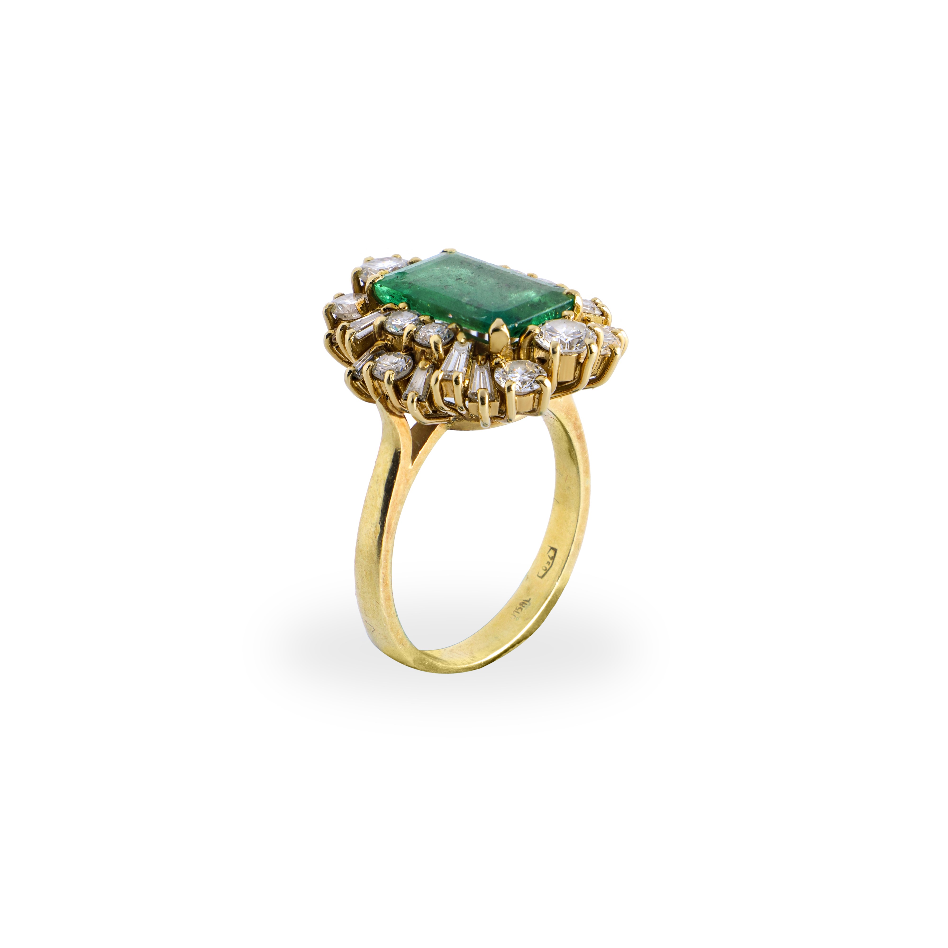 Anello in oro giallo 750 con smeraldo rettangolare centrale e ghiera di brillanti