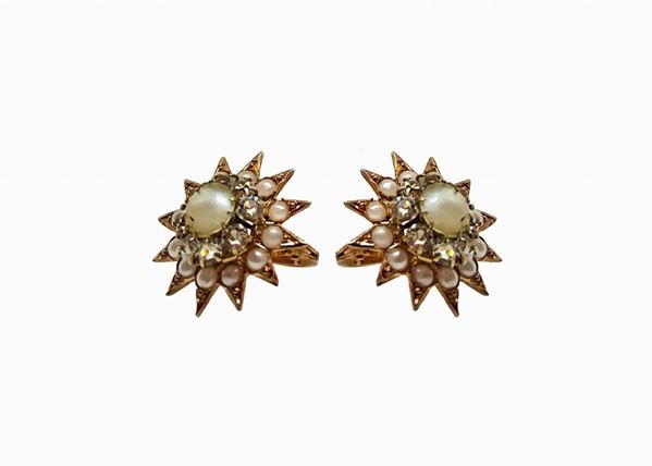 Gold earrings, low titer, with flakes of glitter, pearl and beaded crown.