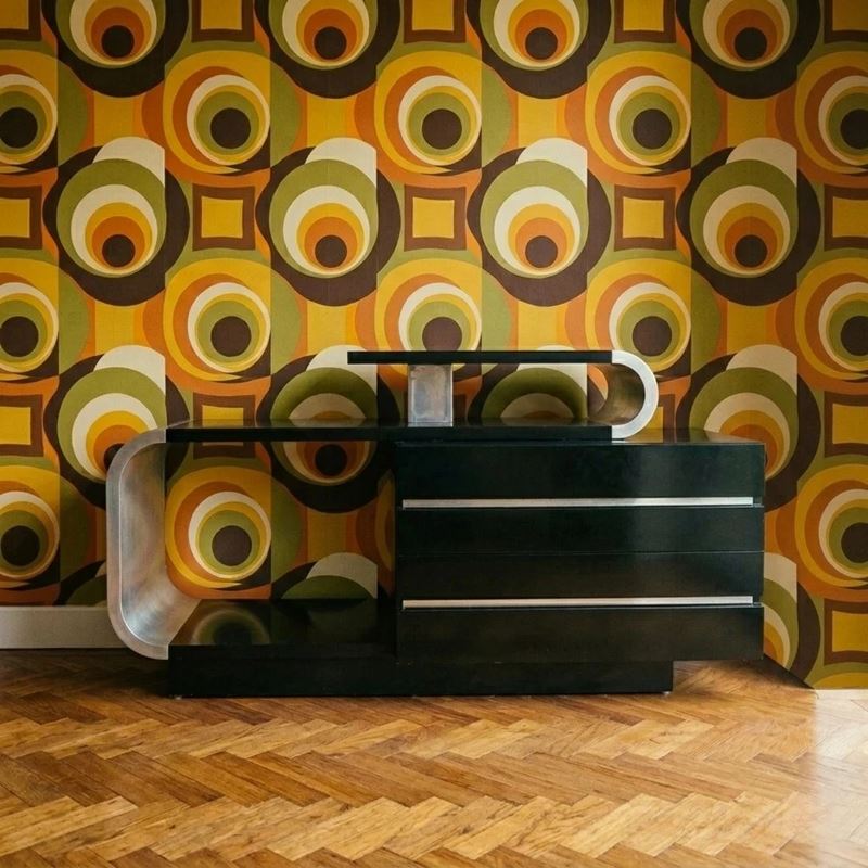 Credenza asimmetrica laccata nera e cromata