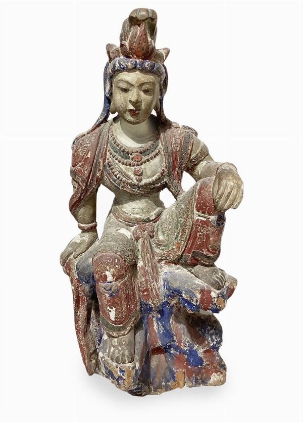 Scultura in legno policromo raffigurante divinità orientale seduta, XIX secolo. H cm 70. Base cm 30.