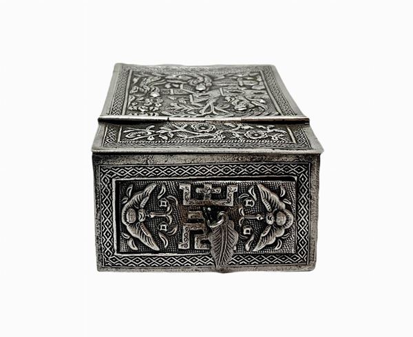 Small box with drawer and mirror with Japanese life scene. H 2,7.Larghezza cm 4.5 cm. Depth 6.9 cm