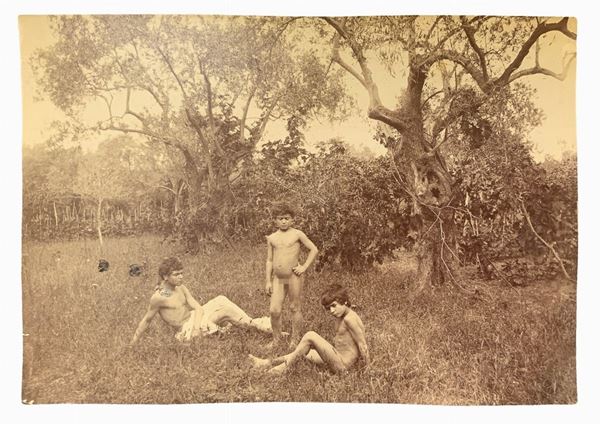 Wilhelm von Gloeden (1856-1931), foto al collodio raffigurante tre giovani in giardino con alberi di ulivo. Numerata 1096. Non presenta firma ma pubblicata a pag.10 del Libro Amore e Arte Wilhelm von Gloeden, ed. Avvenire 2000 Messina, autore Malambrì. Cm 11,8x16,5

"Wilhelm Von Gloeden fu un fotografo di origine tedesca che passò parte della sua vita in Sicilia, nello specifico a Taormina, città che scelse come seconda casa. Furono i problemi di salute giovanili a portarlo nella penisola. Nel