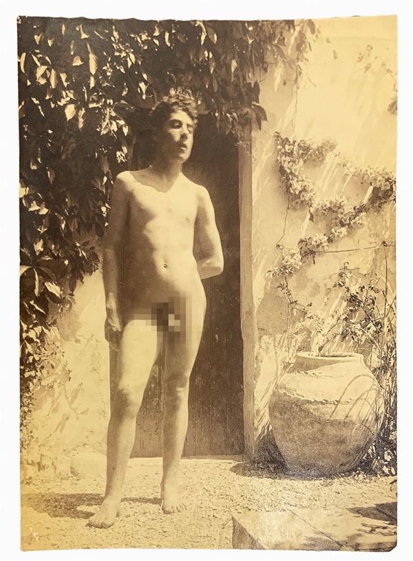 Wilhelm von Gloeden (1856-1931), foto all'albumina raffigurante nudo di ragazzo. Pubblicata a pag.14 del Libro Amore e Arte Wilhelm von Gloeden, ed. Avvenire 2000 Messina, autore Malambrì. Cm 11,4x15,8

"Wilhelm Von Gloeden fu un fotografo di origine tedesca che passò parte della sua vita in Sicilia, nello specifico a Taormina, città che scelse come seconda casa. Furono i problemi di salute giovanili a portarlo nella penisola. Nello specifico la scelta di Taormina è legata all'ideale onirico d