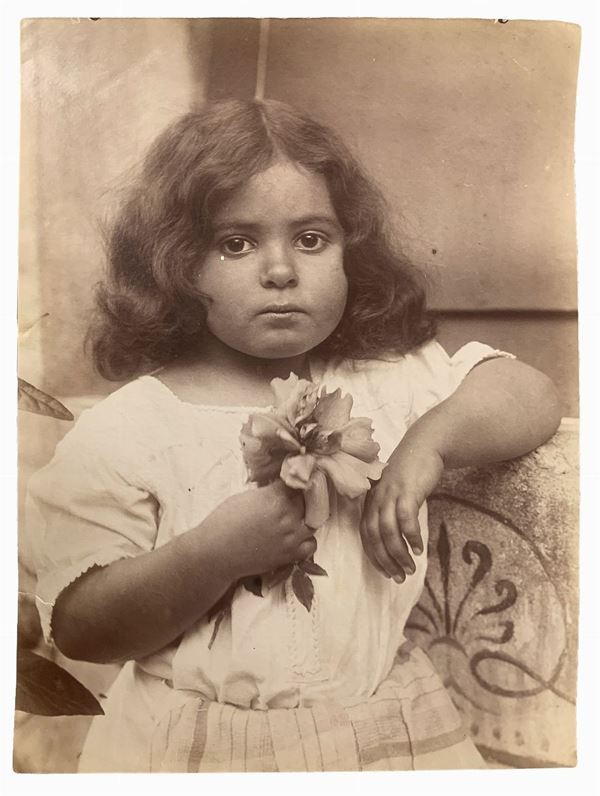 Wilhelm von Gloeden (1856-1931), albumin photos depicting child with flower in hand. Numbered on the back 870. It does not have the stamp. Cm 17x22

"Wilhelm Von Gloeden was a German-born photographer who spent most of his life in Sicily, specifically in Taormina, a city that he chose as a second home. It was the youth health issues to take in the peninsula. Specifically, the choice of Taormina is linked dreamy ideal of Sicily that the photographer releases in his pictures through the choice o
