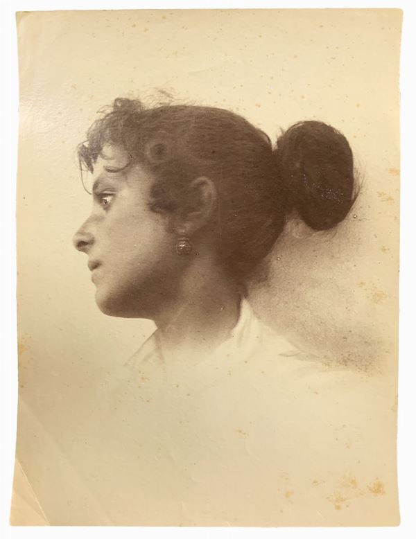 Wilhelm von Gloeden (1856-1931), albumin photos depicting the girl's face in profile. Numbered on the back 2516. Cm 17x22

"Wilhelm Von Gloeden was a German-born photographer who spent most of his life in Sicily, specifically in Taormina, a city that he chose as a second home. It was the youth health issues to take in the peninsula. Specifically, the choice of Taormina is linked dreamy ideal of Sicily that the photographer releases in his pictures through the choice of models dressed as always