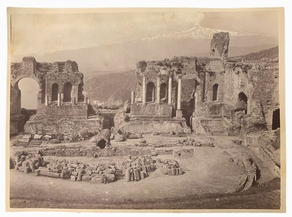 Wilhelm von Gloeden (1856-1931), depicting pictures of Taormina greek theater with Etna view. hallmarked and numbered on the back to 107. Dated 07/30/1910 pencil. Cm 17x22

"Wilhelm Von Gloeden was a German-born photographer who spent most of his life in Sicily, specifically in Taormina, a city that he chose as a second home. It was the youth health issues to take in the peninsula. Specifically, the choice of Taormina is linked dreamy ideal of Sicily that the photographer releases in his pictu