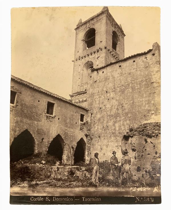 Wilhelm von Gloeden (1856-1931), albumin photos depicting the inner courtyard of the courtyard San Domenico (1500/1600). Numbered and hallmarked on the back 58a. Dated in pencil 1905. Cm 17x22

"Wilhelm Von Gloeden was a German-born photographer who spent most of his life in Sicily, specifically in Taormina, a city that he chose as a second home. It was the youth health issues to take in the peninsula. Specifically, the choice of Taormina is linked dreamy ideal of Sicily that the photographer 