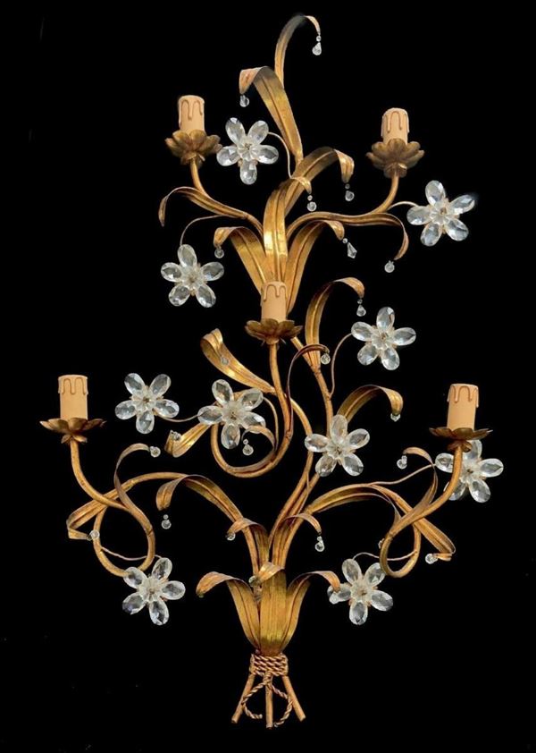 Applique a cinque luci in metallo dorato e cristalli molati con candele in legno, anni &rsquo 50.  H cm 90, larghezza cm 55
