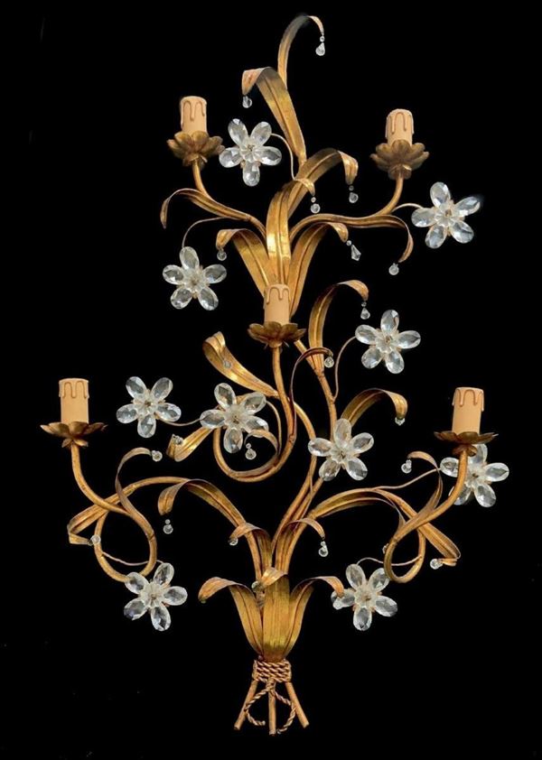 Applique a cinque luci in metallo dorato e cristalli molati con candele in legno, anni &rsquo 50.  H cm 90, larghezza cm 55