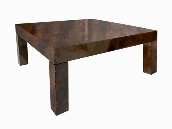 Produzione Aldo Tura, Tavolo con struttura in legno rivestimento in pergamena acrilicata. nei toni del marrone. Segni d&rsquo uso e salti di laccatura