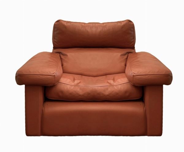 Poltrona Frau, poltrona, disegno  Tito Agnoli. Anni '90,Struttura in legno, rivestimento in pelle primo fiore color cognac. Marchio della manifattura ... 