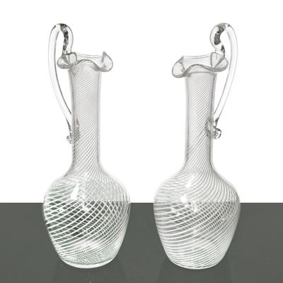 Coppia di versatoi in vetro di Murano con filigrana a spirale