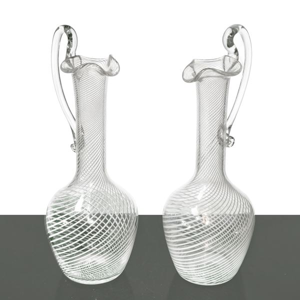 Coppia di versatoi in vetro di Murano con filigrana a spirale.