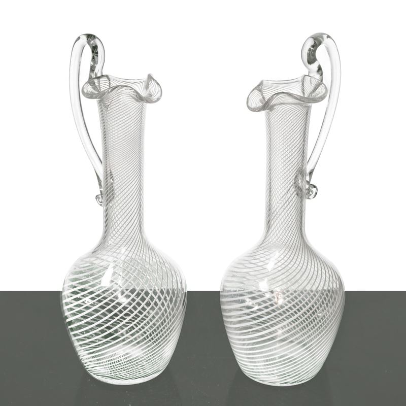 Coppia di versatoi in vetro di Murano con filigrana a spirale