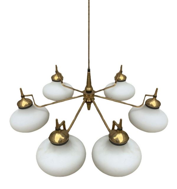 Produzione italiana, lampada a sospensione a cinque luci. Anni &rsquo 50, con&nbsp  struttura in ottone zapponato e alluminio laccato nero. Diffusori ... 