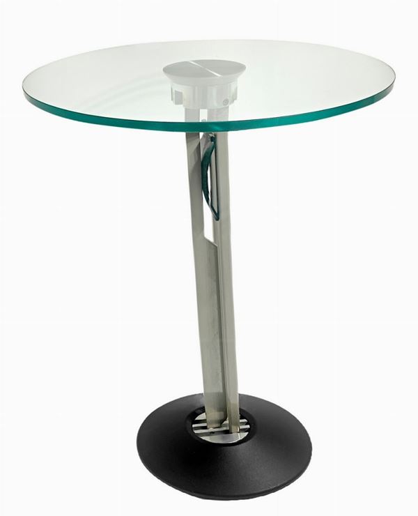 Tavolinetto reclinabile, base e asta di supporto in metallo e piano in vetro. H cm 66	. 
H cm 66