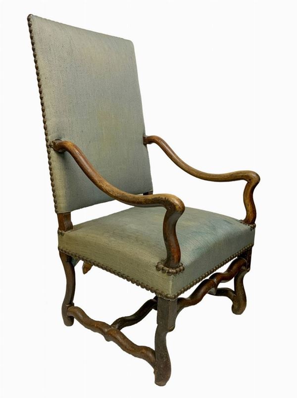 Walnut wood armchair, XVII / XVII century. With backrest with rectangular folder, wavy armrests and sinuous legs connected by crosspieces. Signs ...