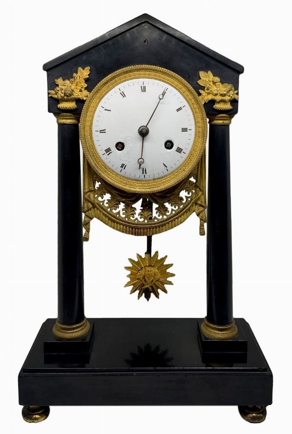 Orologio a pendolo da tavolo, Impero, primi XIX secolo. In marmo nero belga, con pendolo a filo. Da revisionare, salti di smalto nel quadrante.