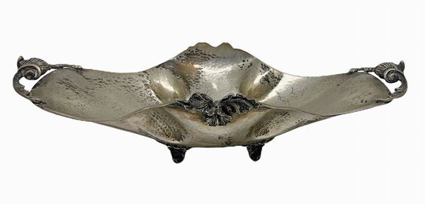 Centrotavola in argento. Gr. 614  H cm 9,8x30x20. 
Gr. 614  H cm 9,8x40x20