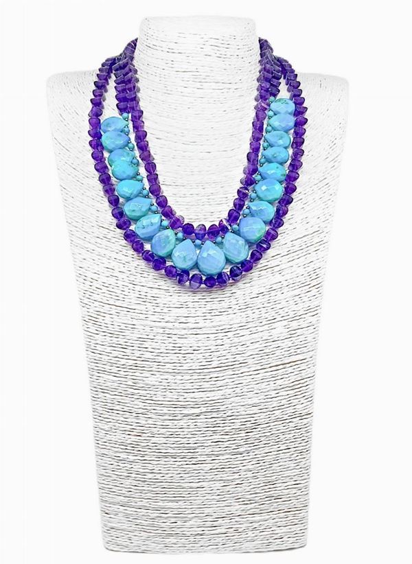 Collana tre fili di AMETISTA sfaccettata mm 8, con al centro gocce di  TURCHESE ARIZONA. chiusura in Argento satinato.
Lunghezza cm 60