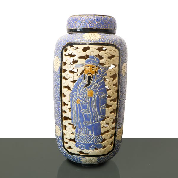Chinese poutiche vase in blue perforated ceramic with depictions of wise men on the sides