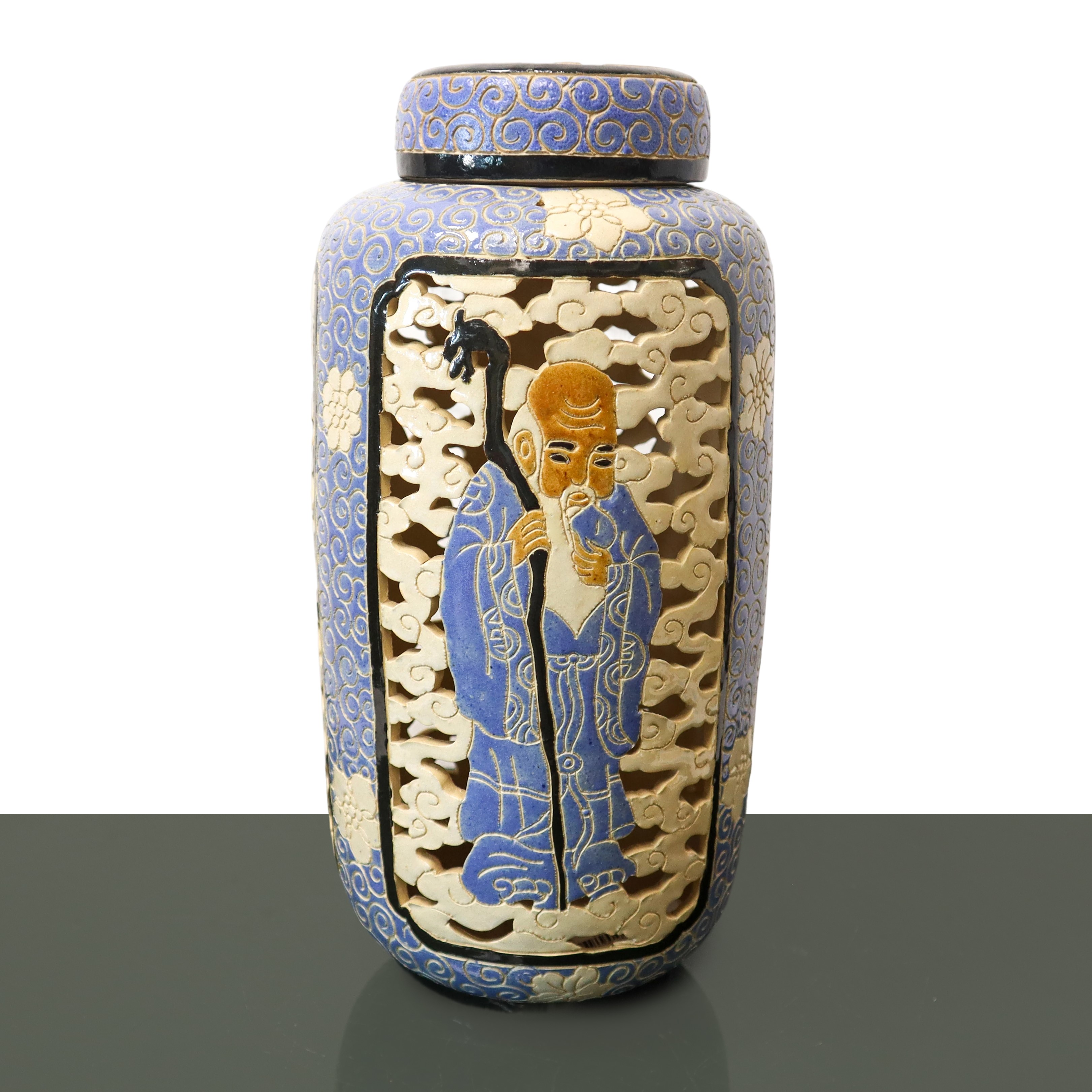 Vaso panciuto cinese, ceramica traforata azzurra con raffigurazione di saggi