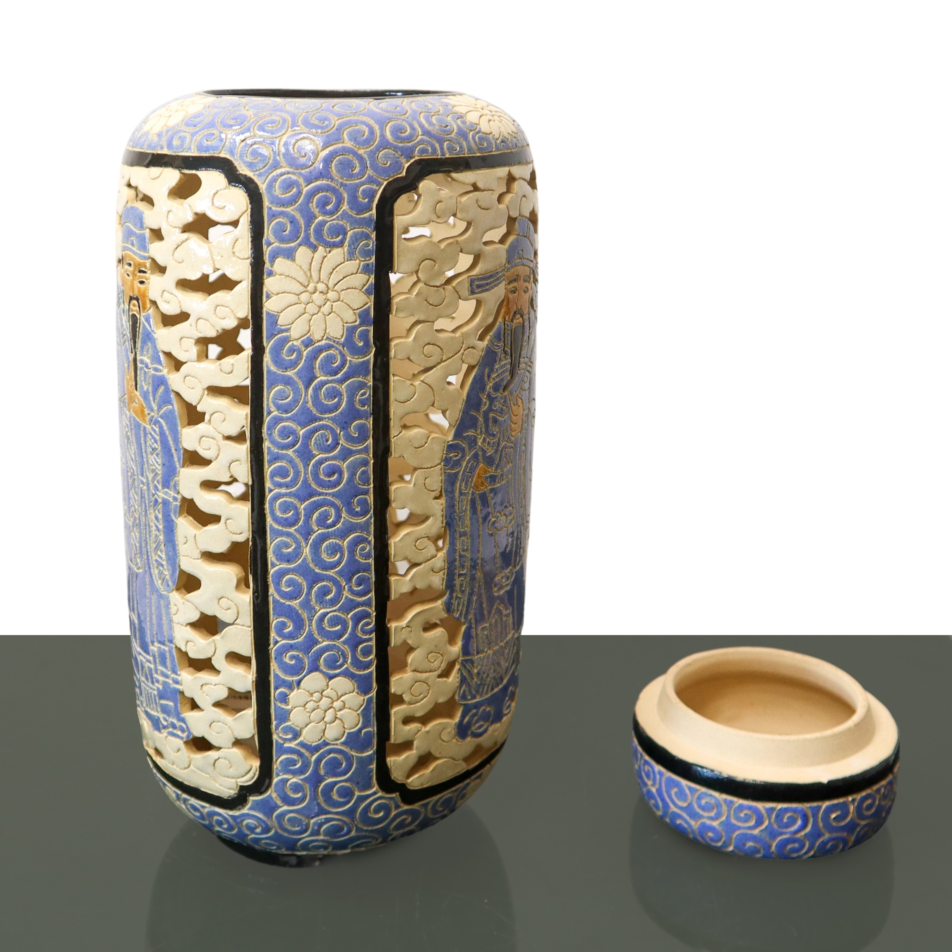 Vaso panciuto cinese, ceramica traforata azzurra con raffigurazione di saggi