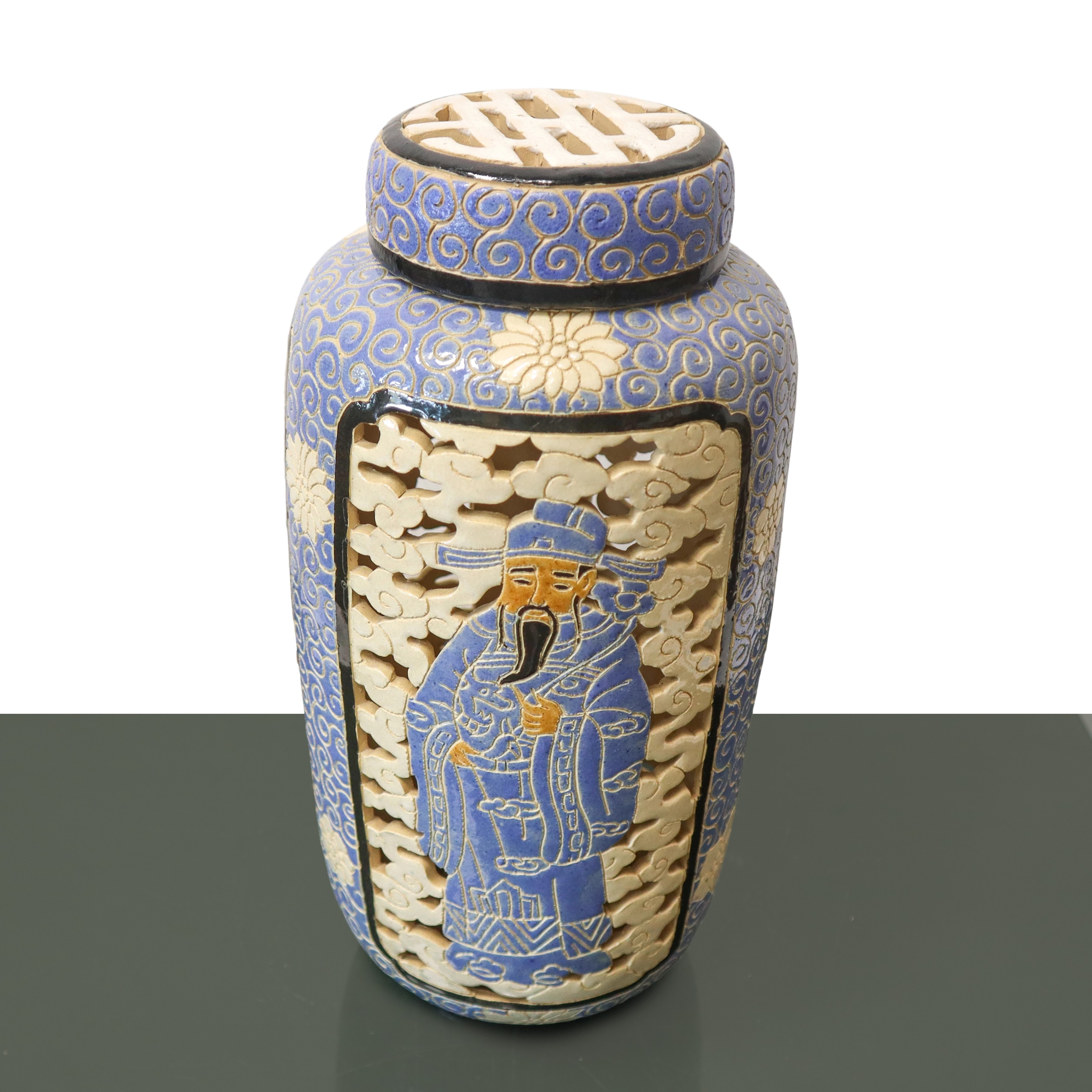 Vaso panciuto cinese, ceramica traforata azzurra con raffigurazione di saggi