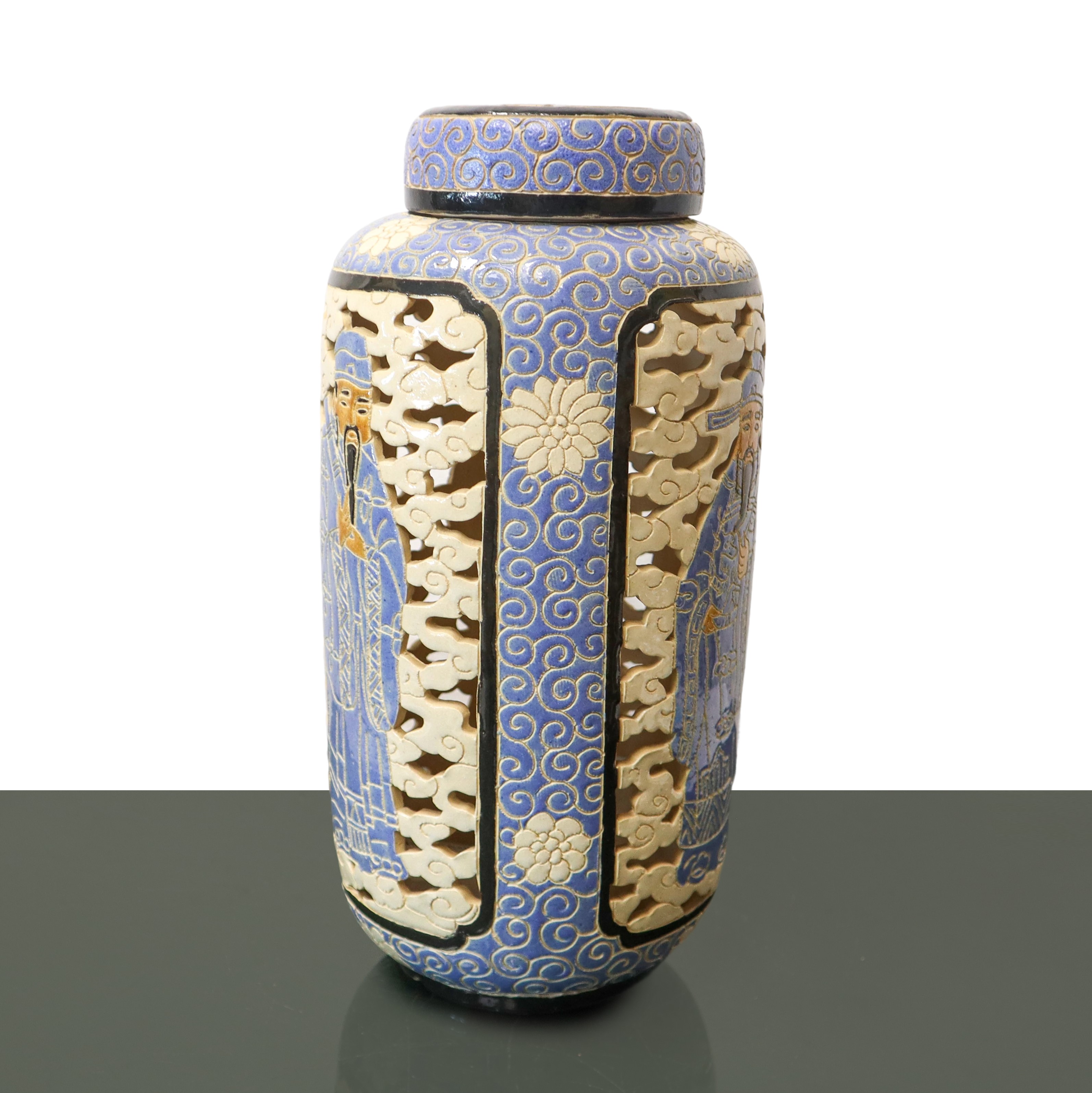 Vaso panciuto cinese, ceramica traforata azzurra con raffigurazione di saggi