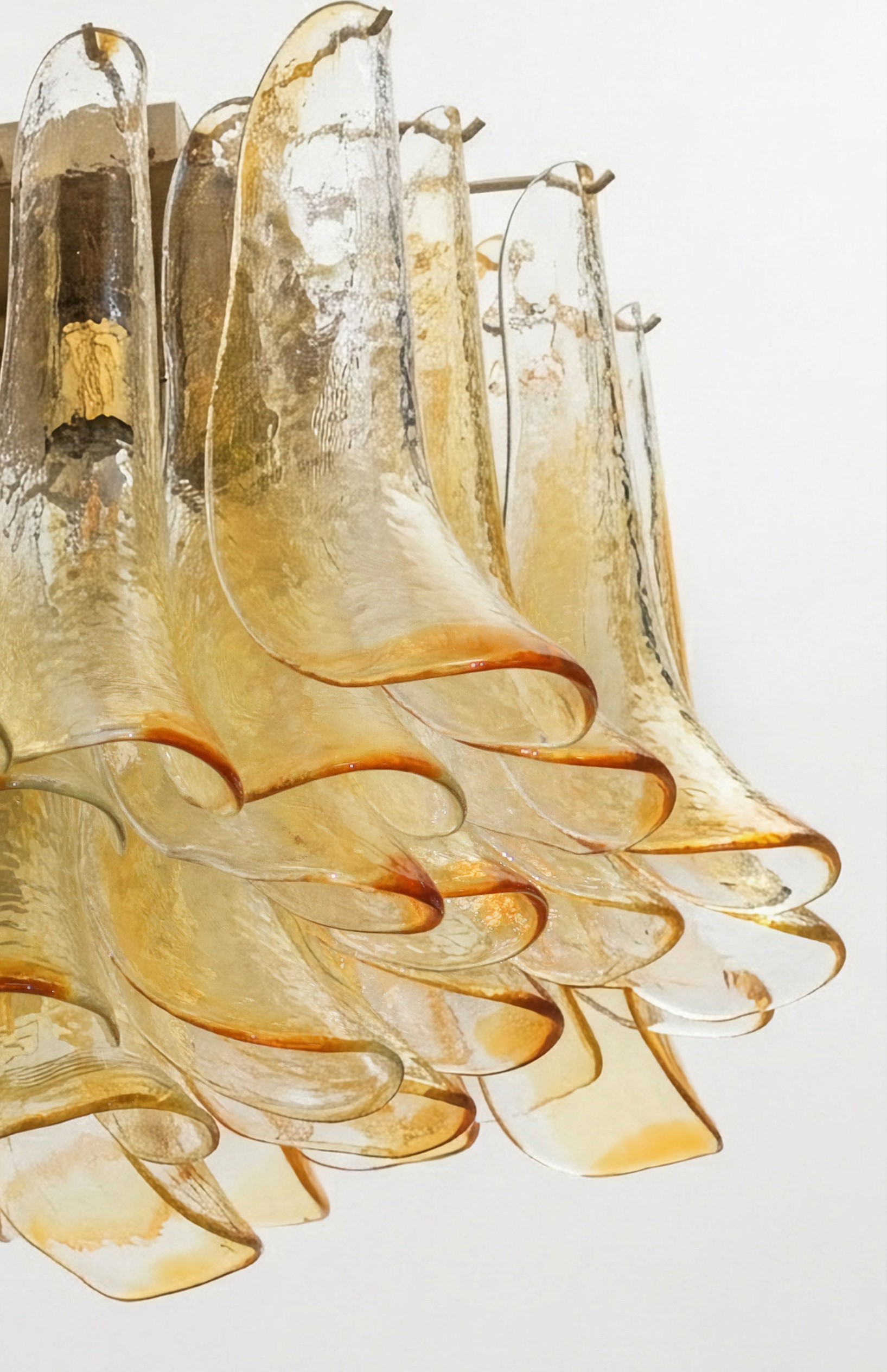 Murrina - Autore del Vetro di Murano, Lampadario con petali in vetro di Murano trasparenti e sabb...