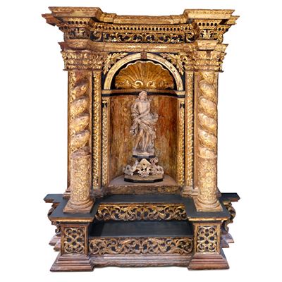 Altare ligneo dorato e laccato con statua di Cristo alla colonna in alabastro rosa di Trapani, pr...