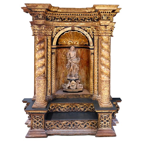 Altare ligneo dorato e laccato con statua di Cristo in alabastro rosa di Trapani