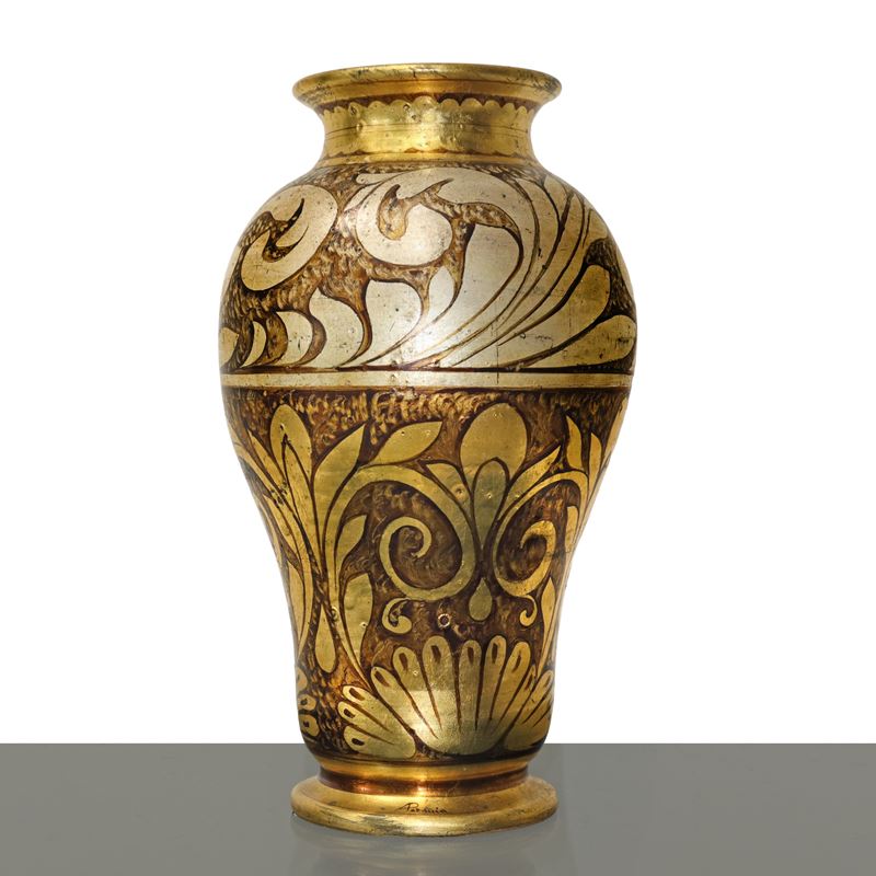 Vaso in maiolica, decorazione a larghe foglie dorate e argentate