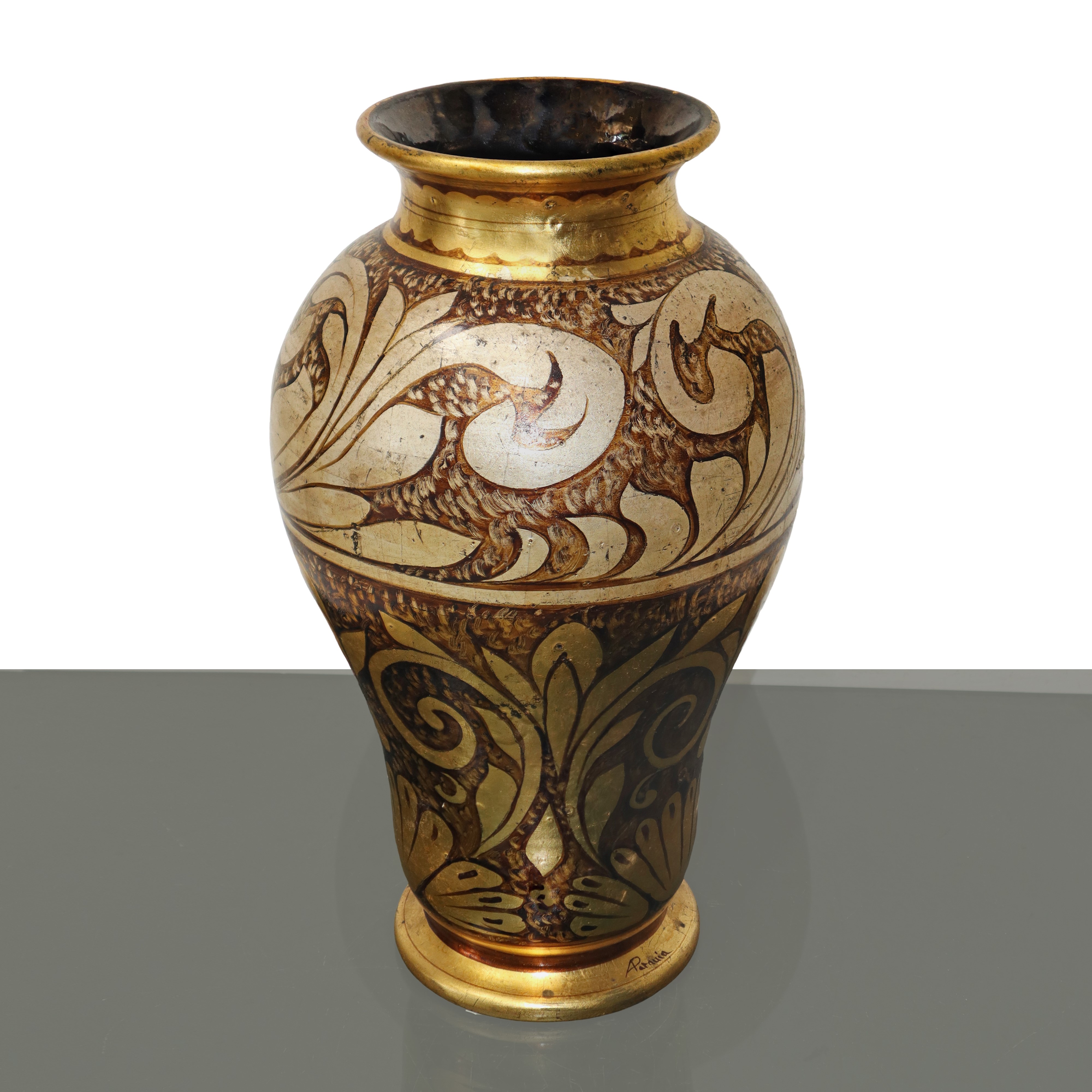 Vaso in maiolica, decorazione a larghe foglie dorate e argentate