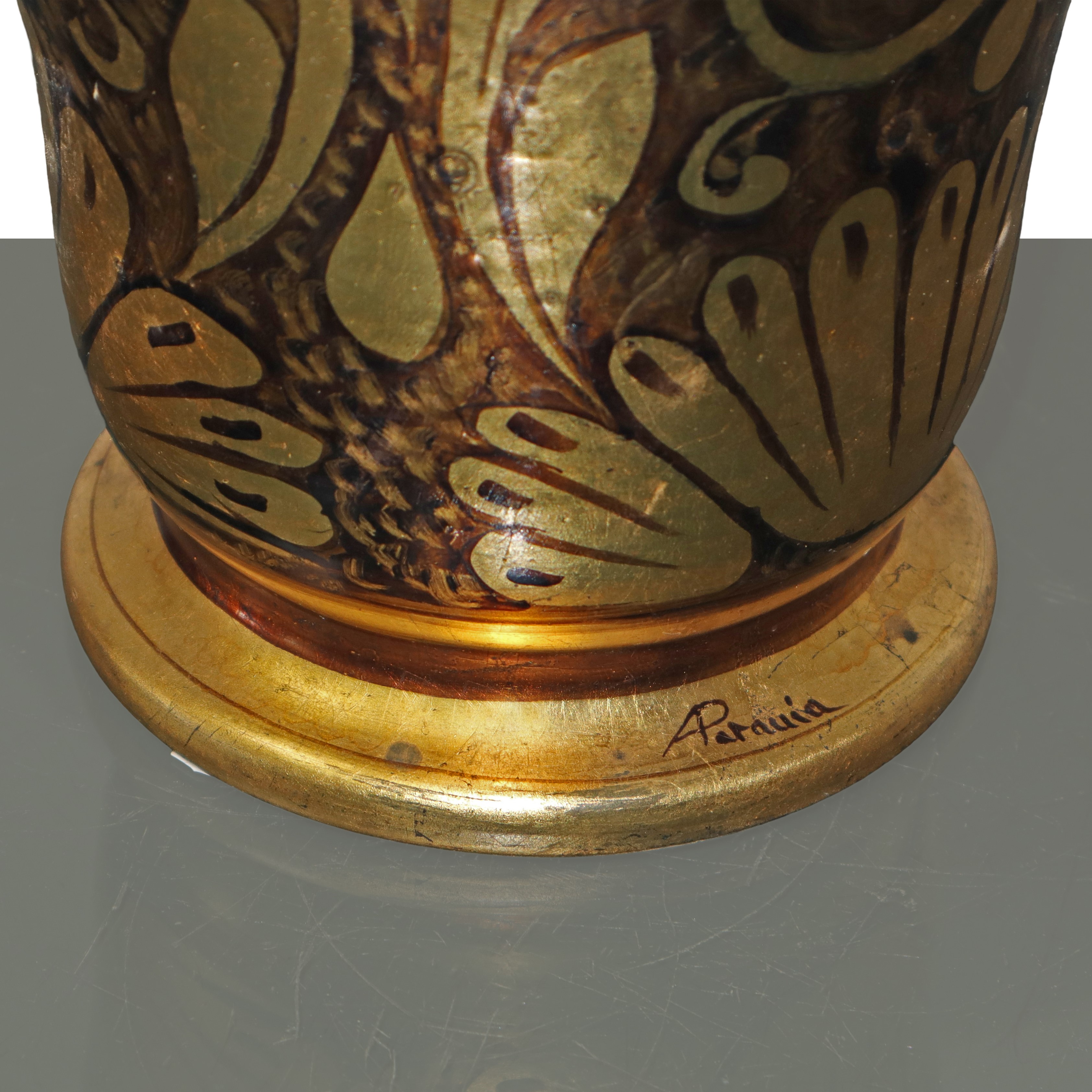 Vaso in maiolica, decorazione a larghe foglie dorate e argentate