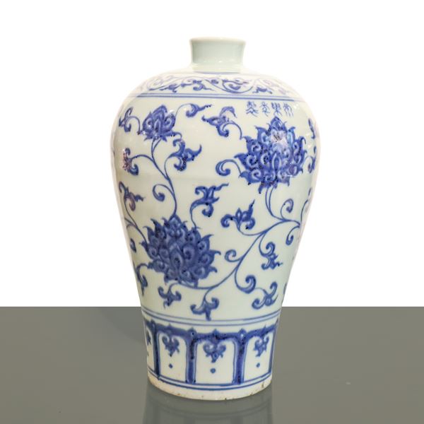 Chinese blue and white porcelain vase with floral decorations, Ming Dynasty