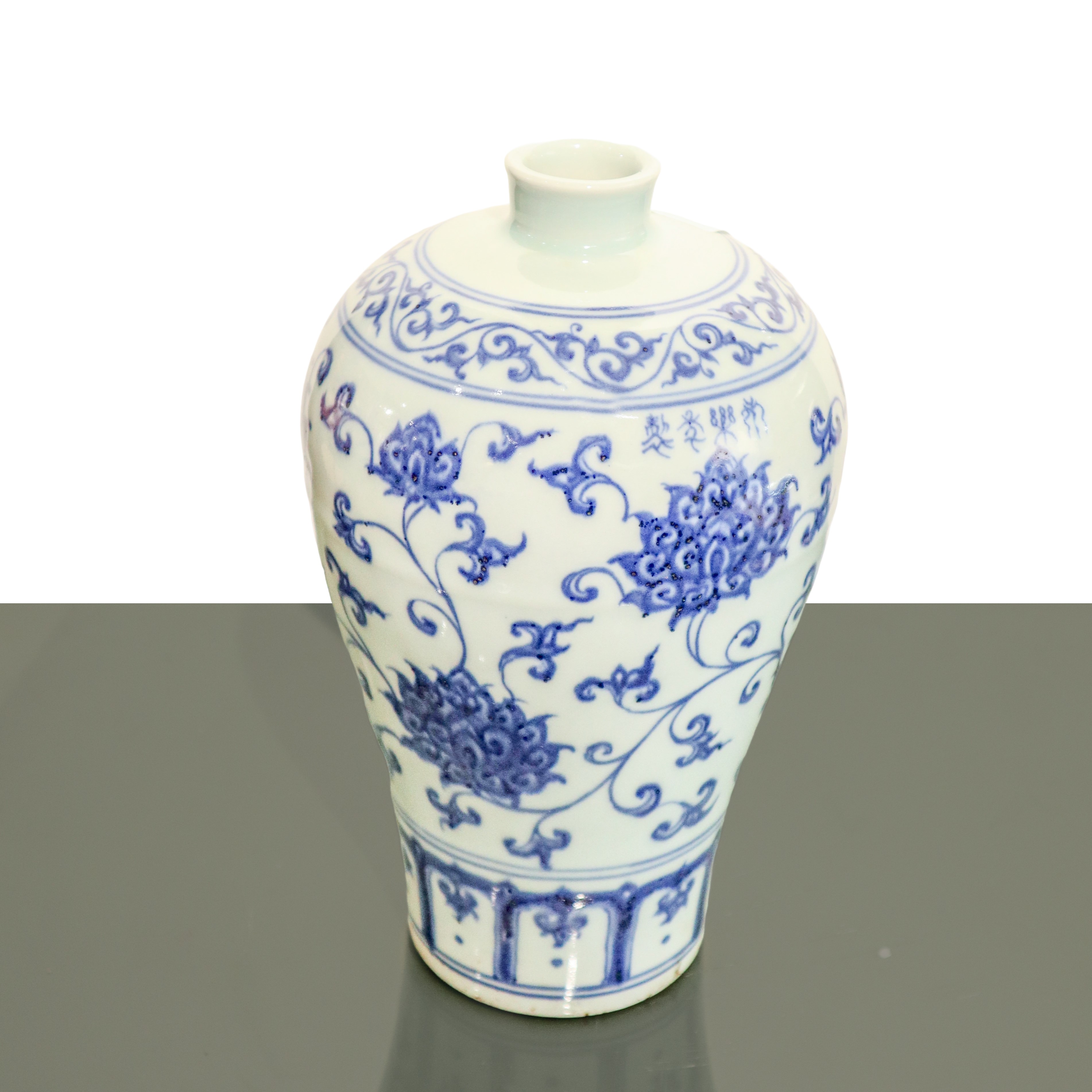 Vaso in porcellana cinese, blu e bianco con decori floreali, dinastia Ming