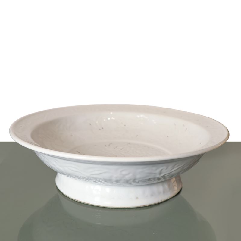 Porcellana cinese, Grande piatto Ming (XVII secolo), smaltato bianco con decori floreali e dragon...
