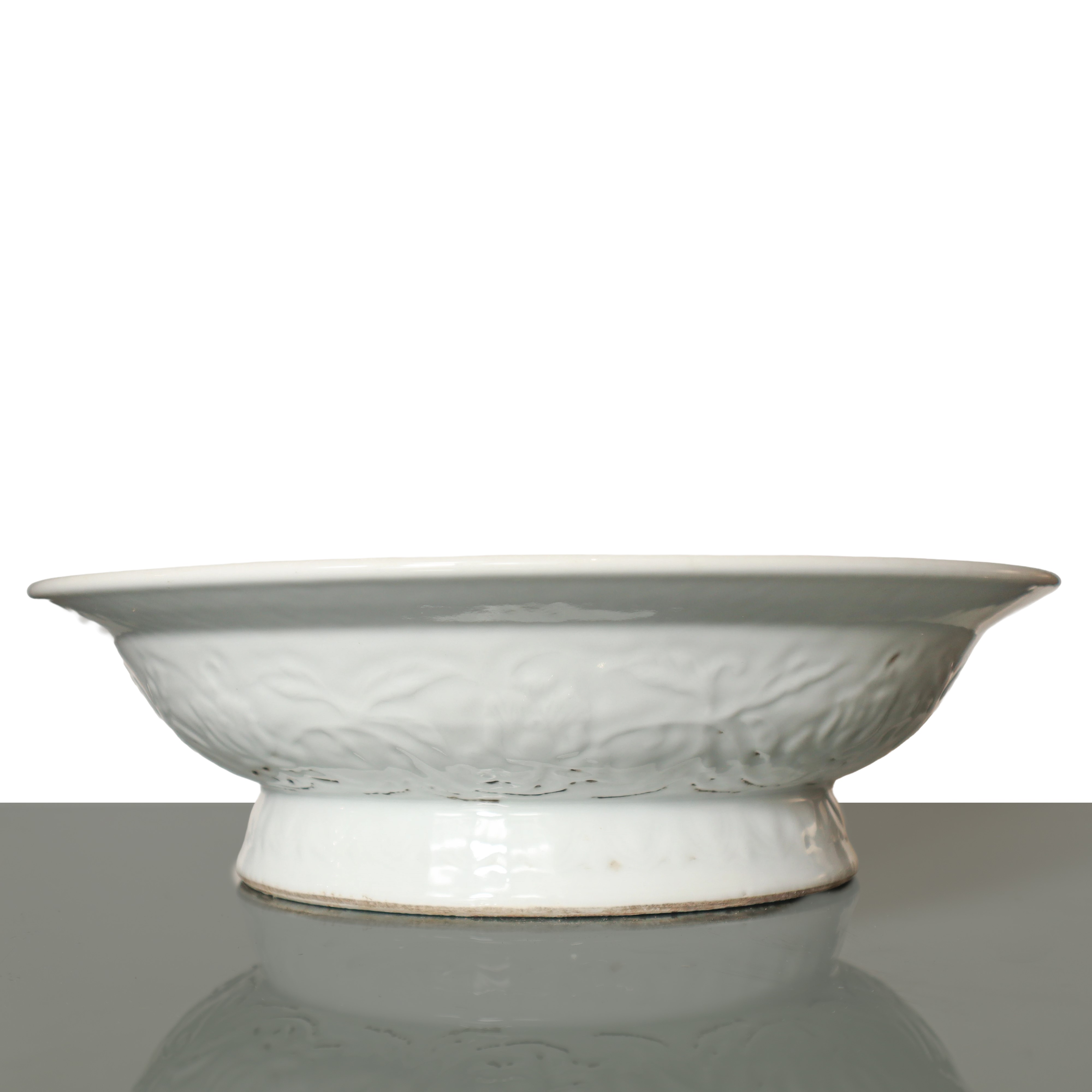 Porcellana cinese, Grande piatto Ming (XVII secolo), smaltato bianco con decori floreali e dragon...