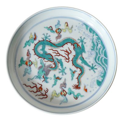 Piatto in porcellana policroma, Dinastia Qing, decorazione a dragoni