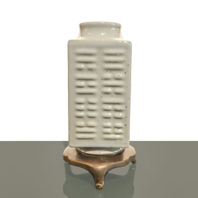 Cina, Vaso in ceramica monocroma con base in metallo (XVIII/XIX secolo)