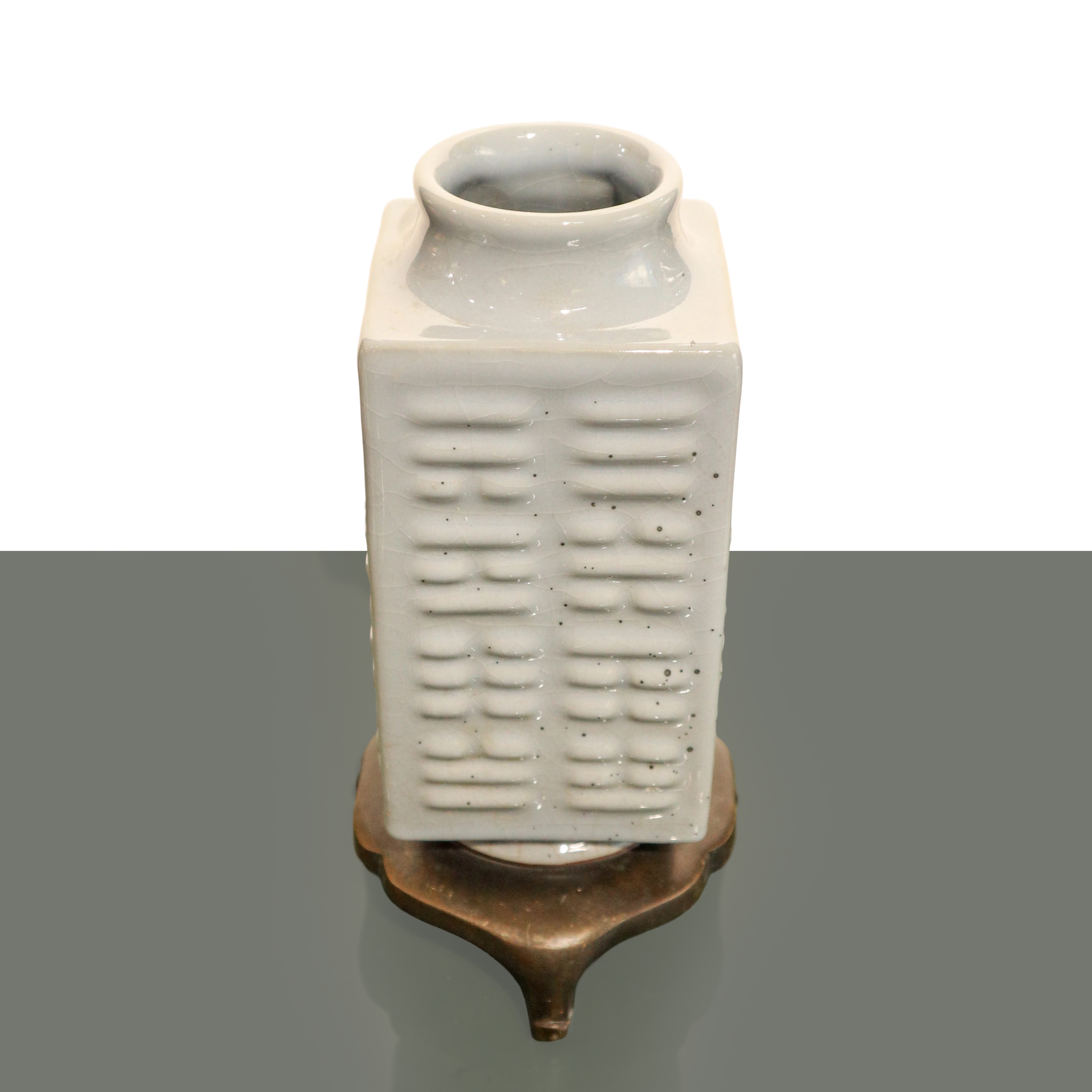 Cina, Vaso in ceramica monocroma con base in metallo (XVIII/XIX secolo)