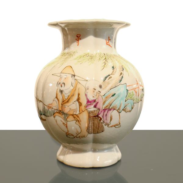 Qian Jian Cai vase in polychrome Chinese porcelain with inscriptions along the neck of the case and at the base